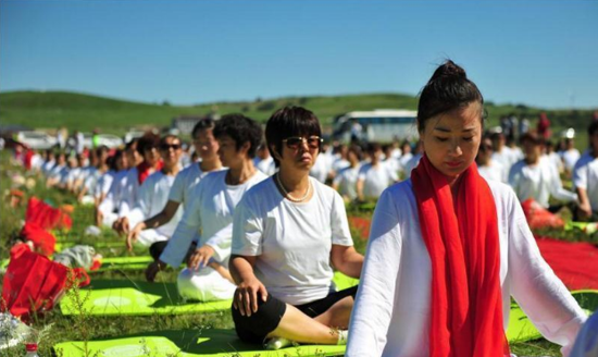 木兰围场草原上演千人瑜伽秀 练瑜伽的8个好处